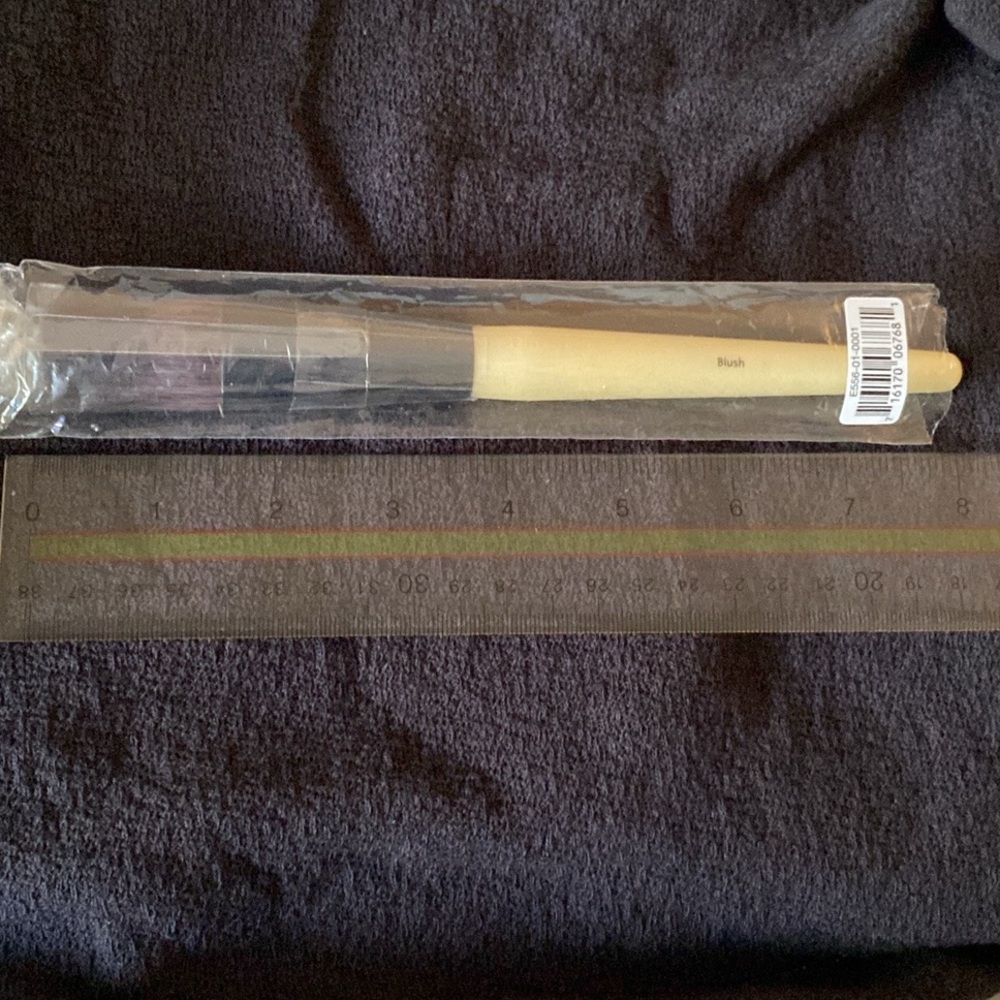 NWT Bobbi Brown Blush Brush - Picture 2 of 3